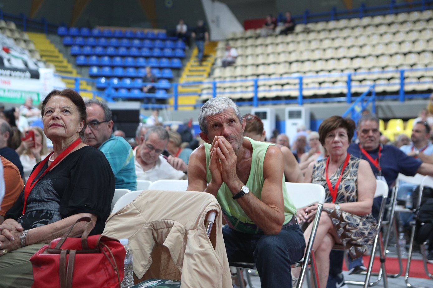«Καυτό» το συνέδριο του ΣΥΡΙΖΑ – Βγήκαν βεντάλιες και ανεμιστηράκια για να ανταπεξέλθουν στον καύσωνα