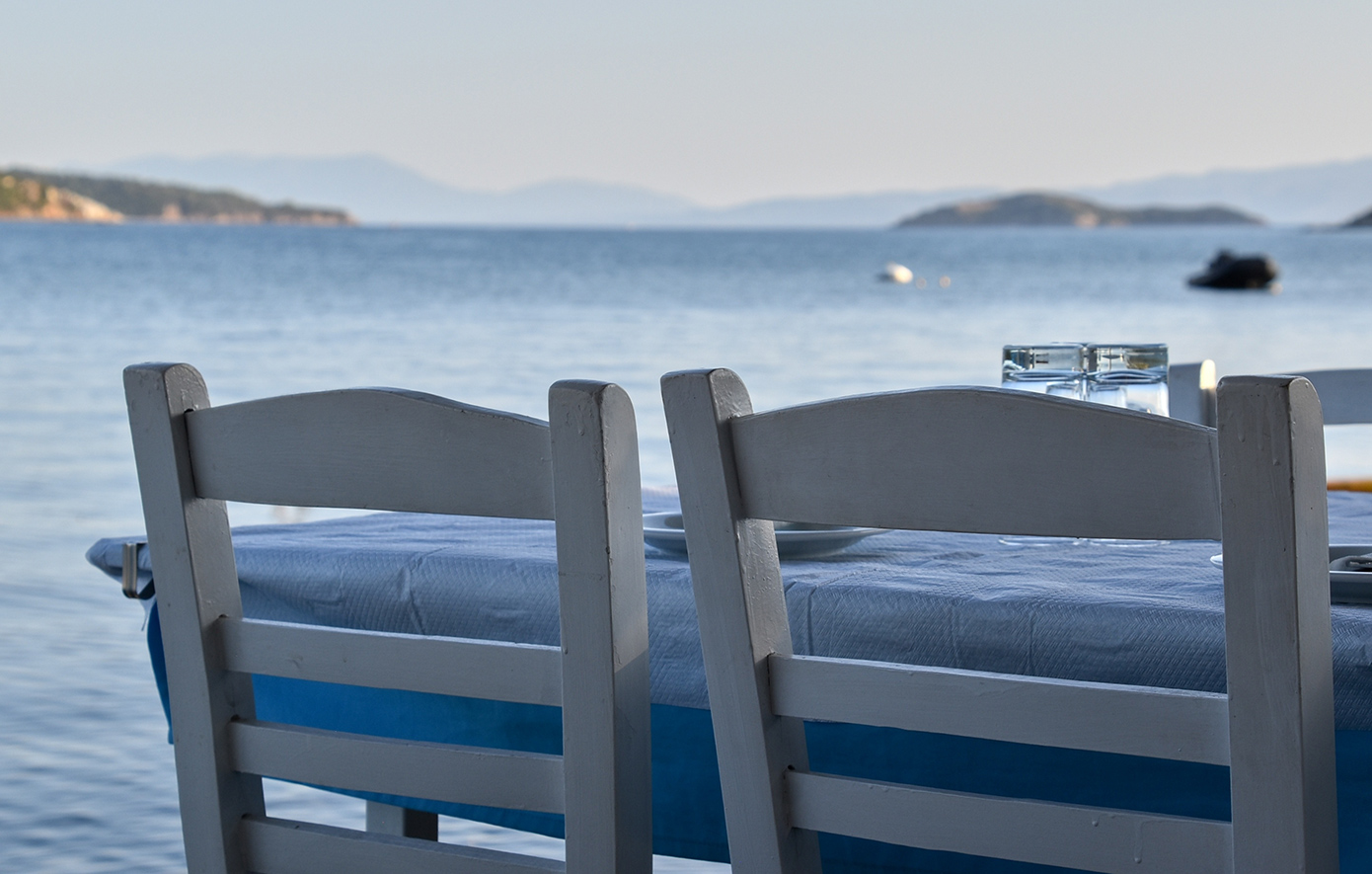 Ταβέρνες στην Αττική με τέλειους μεζέδες και το κύμα να σκάει πλάι σου