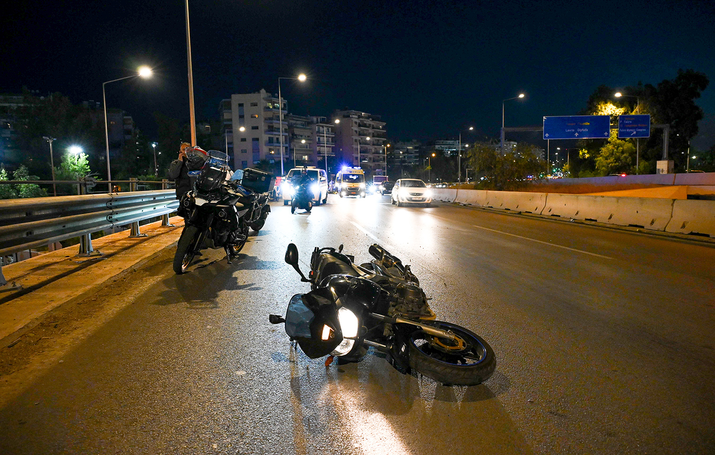 «Έφυγαν σαν τρελοί, νομίζοντας ότι τους κυνηγούν κάποιοι» &#8211; Πώς έγινε το τροχαίο στην Ποσειδώνος με δύο νεκρούς αναβάτες μηχανής