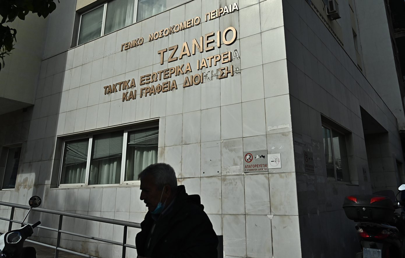 Απίστευτο ιατρικό σφάλμα στο Τζάνειο: Διασωληνωμένη η 62χρονη μετά τη λάθος μετάγγιση αίματος
