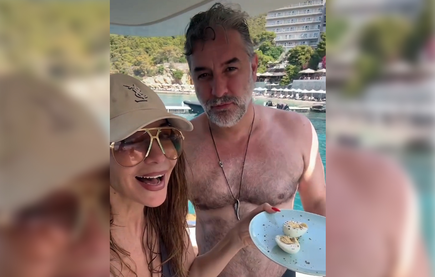 Δέσποινα Βανδή και Βασίλης Μπισμπίκης με μαγιό από τις διακοπές τους σε σκάφος &#8211; Δείτε το βίντεο με την αφιέρωση της τραγουδίστριας