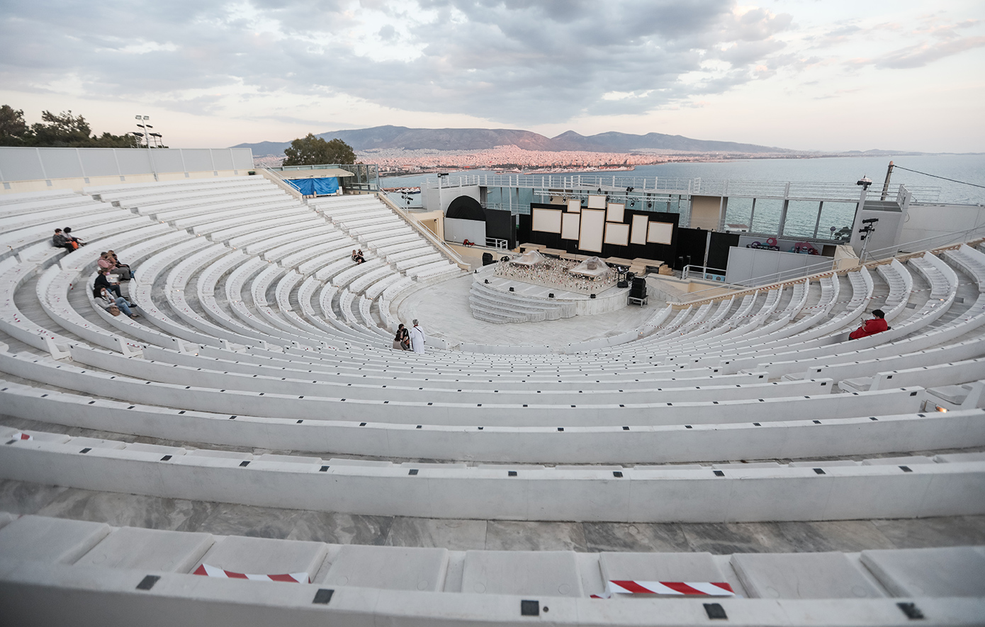 Επτά δυνατές θεατρικές παραστάσεις που βγαίνουν φέτος σε περιοδεία σε όλη την Ελλάδα