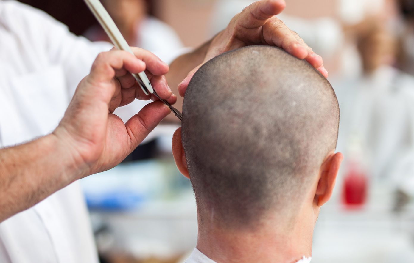 Απίστευτο περιστατικό στην Πύλο &#8211; 25χρονος έβρισε τον κουρέα και τον χτύπησε με γκλοπ επειδή δεν του άρεσε το κούρεμα