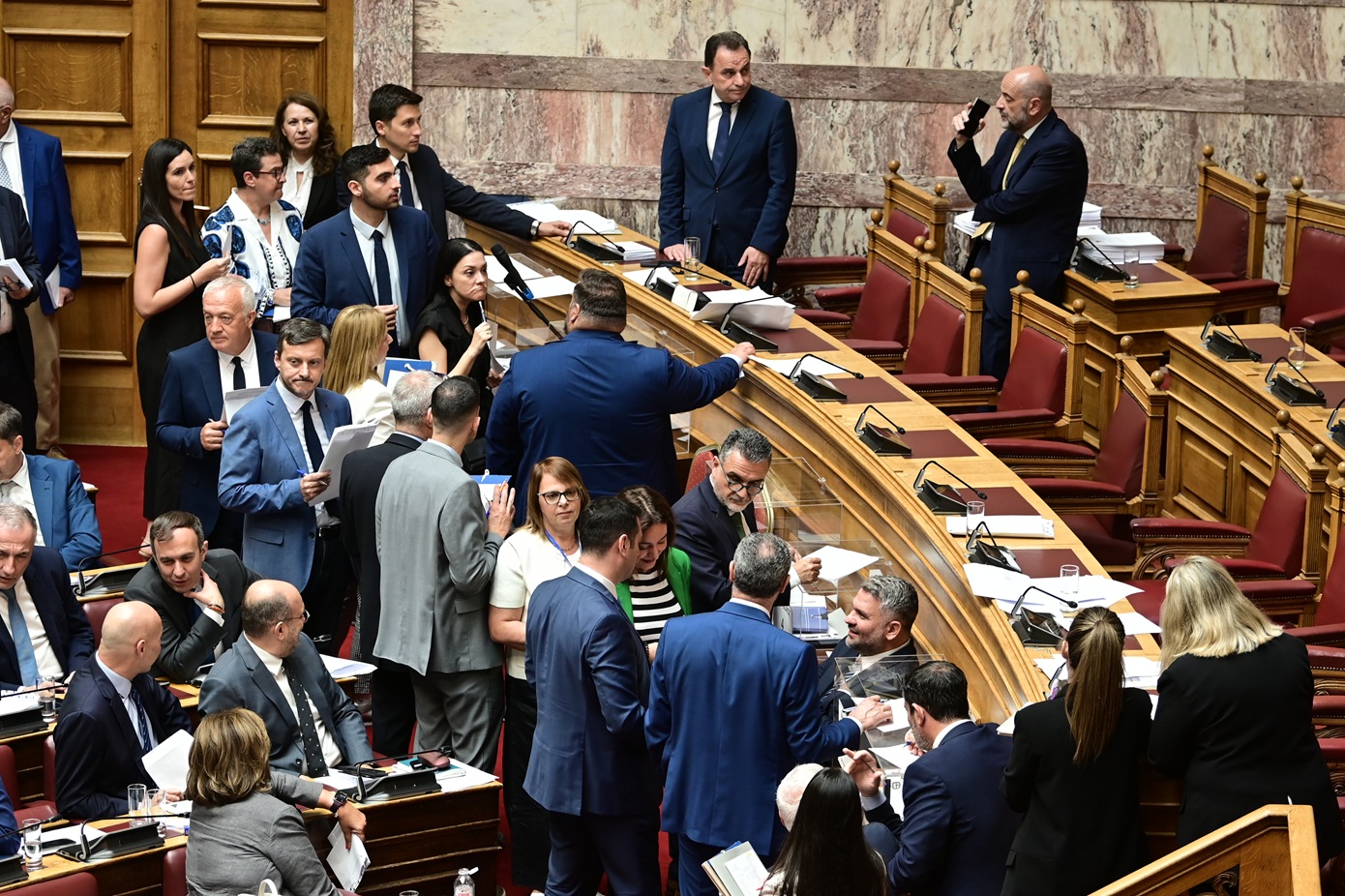 Ώρα ψηφοφορίας στη Βουλή για τα Τέμπη με 14 κάλπες &#8211; Η διαδικασία