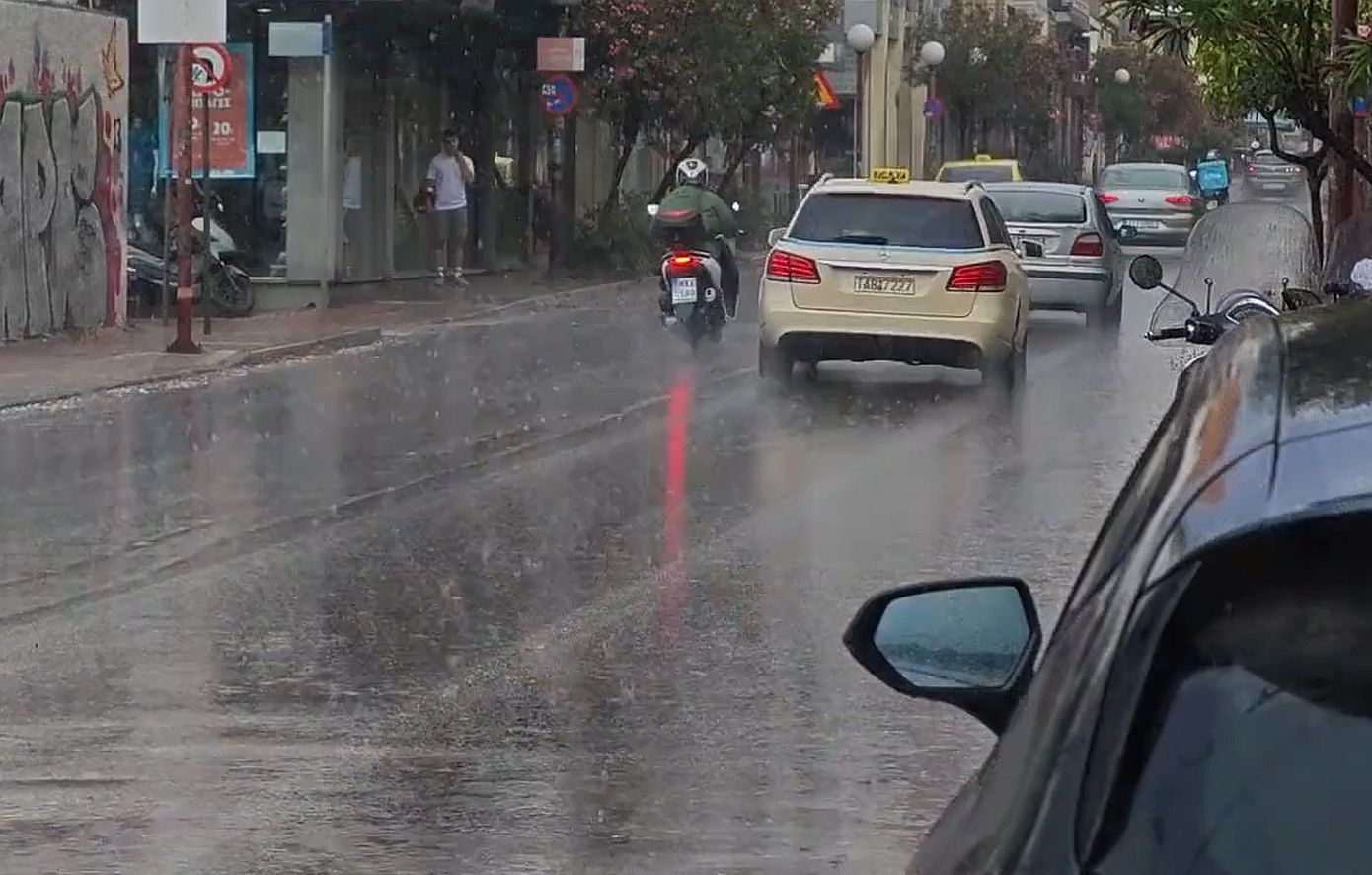 Κακοκαιρία στην Αττική: Ισχυρές βροχές από τον Πειραιά μέχρι και το κέντρο της Αθήνας