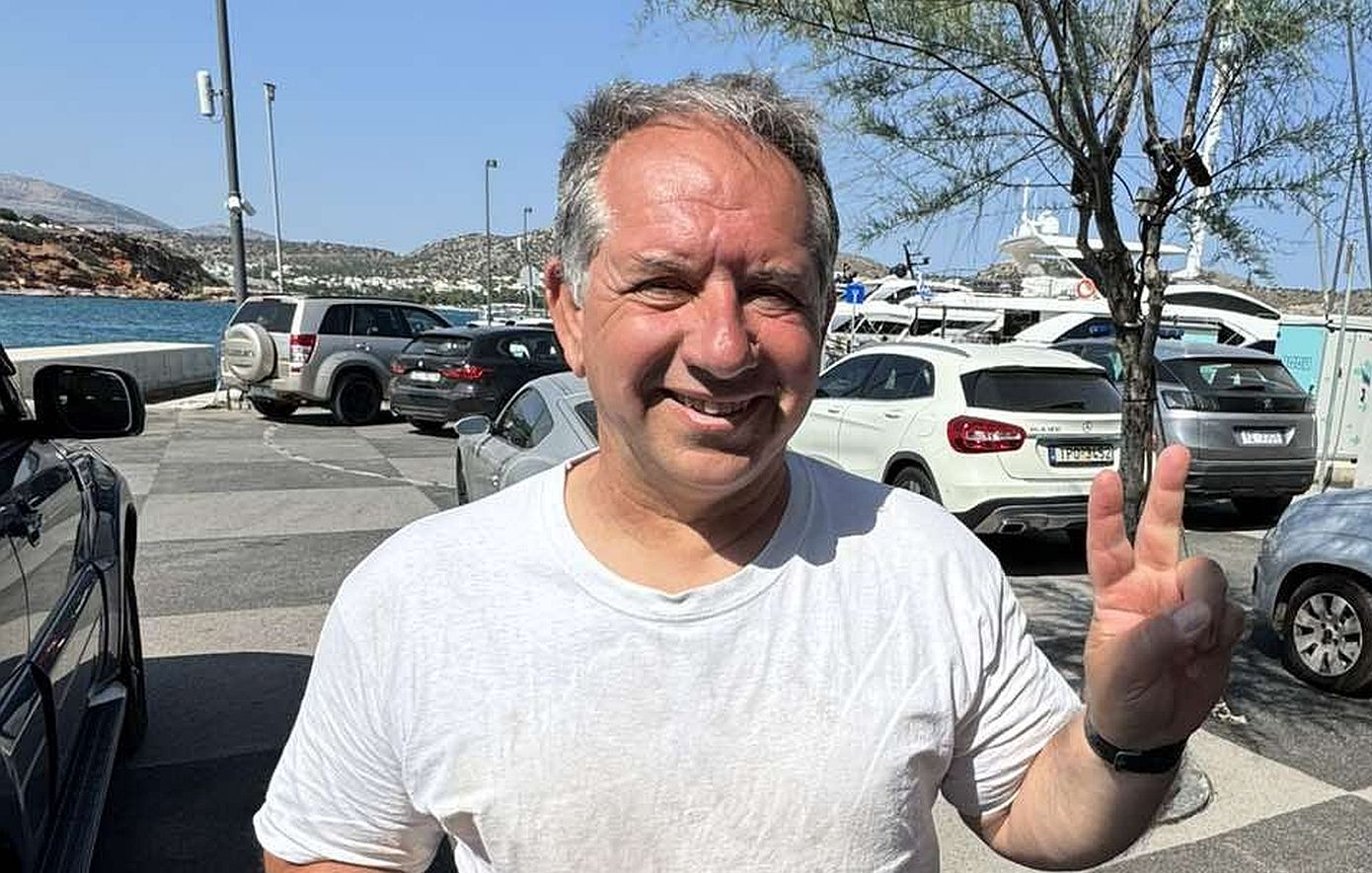 Πτώση ελικοπτέρου στην Βουλιαγμένη: Χαρούμενος ο χειριστής κάνει το σήμα της νίκης μετά το αίσιο τέλος της περιπέτειας που έζησε