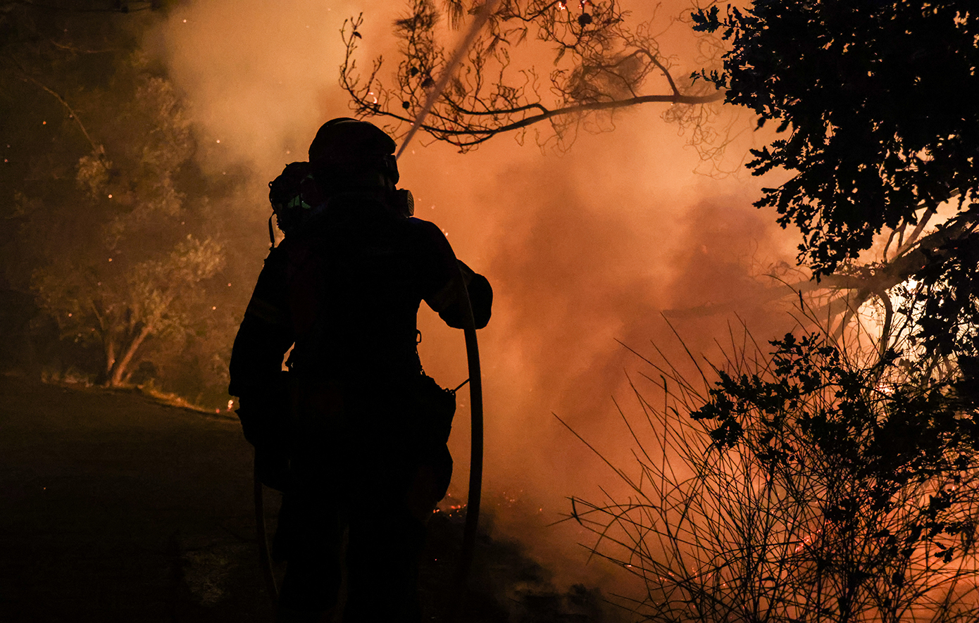 Συνεχίζεται η μάχη με τις φλόγες στη Χίο