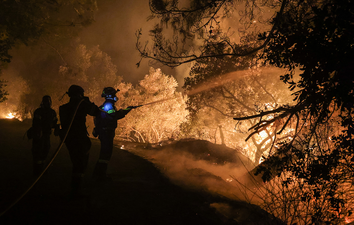 Συνεχίζεται η μάχη με τις φλόγες στη Χίο