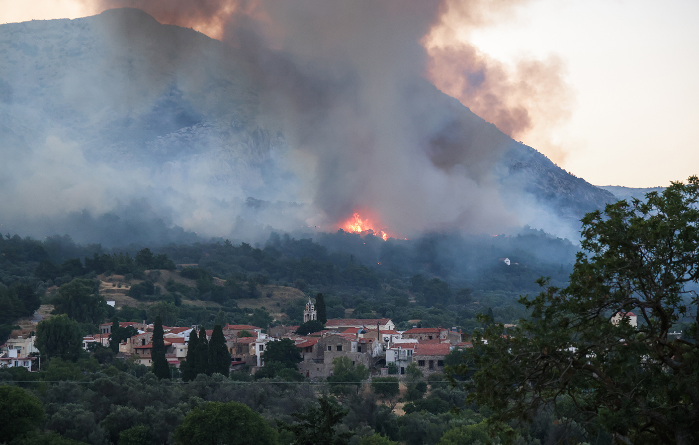 Σε κατάσταση έκτακτης ανάγκης η Χίος &#8211; Καίγεται για 3η ημέρα, συνεχείς αναζωπυρώσεις