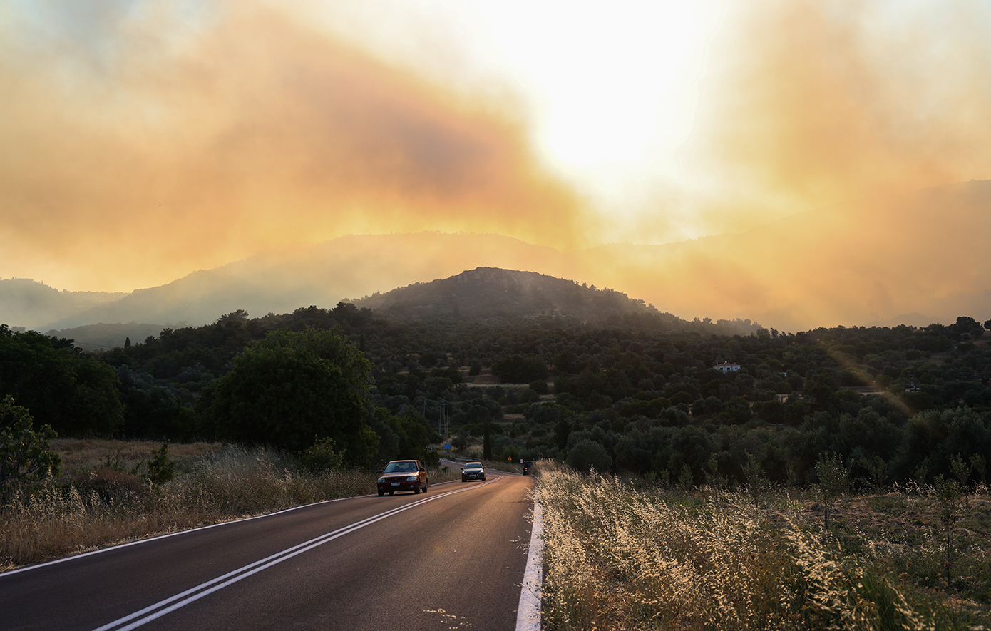 Συνεχίζεται η μάχη με τις φλόγες στη Χίο