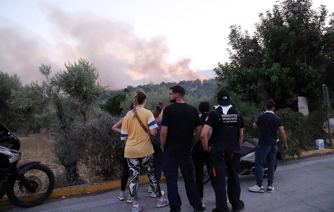 Συνεχίζεται η μάχη με τις φλόγες στη Χίο Συνεχίζεται η μάχη με τις φλόγες στη Χίο