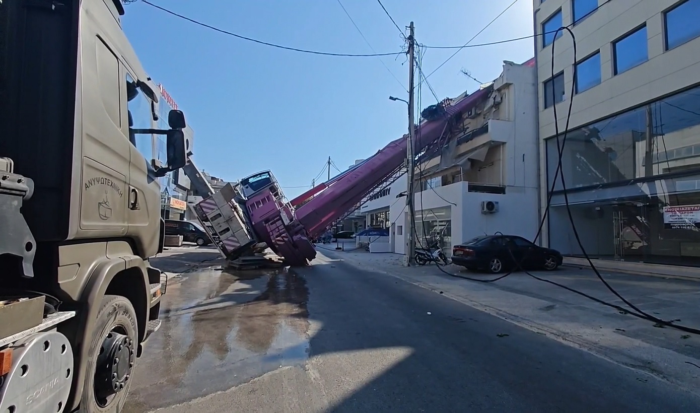 Γερανοφόρο όχημα έπεσε σε σπίτι στο Περιστέρι – Άμεση επέμβαση της Πυροσβεστικής