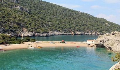 Μία ώρα μακριά από την Αθήνα βρίσκεται αυτή η όμορφη παραλία