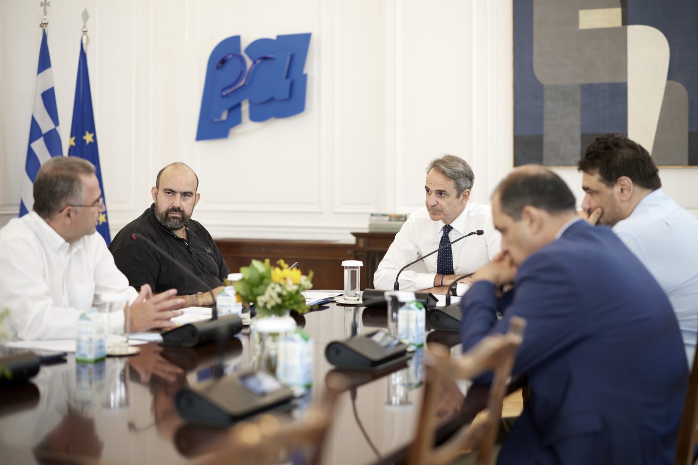 Συνάντηση Μητσοτάκη με τον δήμαρχο Κυθήρων για τη στήριξη του νησιού μετά την πρόσφατη πυρκαγιά