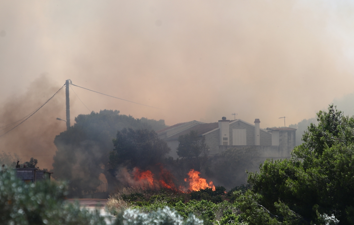 Μεγάλη φωτιά στη Ραφήνα: Διακόπηκε η κυκλοφορία στη Λεωφόρο Μαραθώνος &#8211; Μήνυμα του 112 για εκκένωση τριών οικισμών