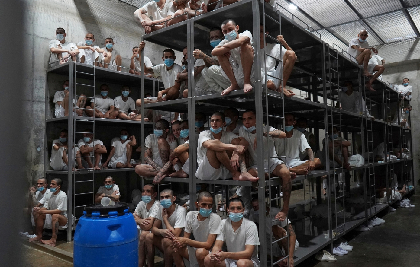 Κόλαση στις φυλακές του Ελ Σαλβαδόρ: «Ας τον χτυπήσουμε σαν πινιάτα» – Φρικτά βασανιστήρια, ξυλοδαρμοί και βιασμοί
