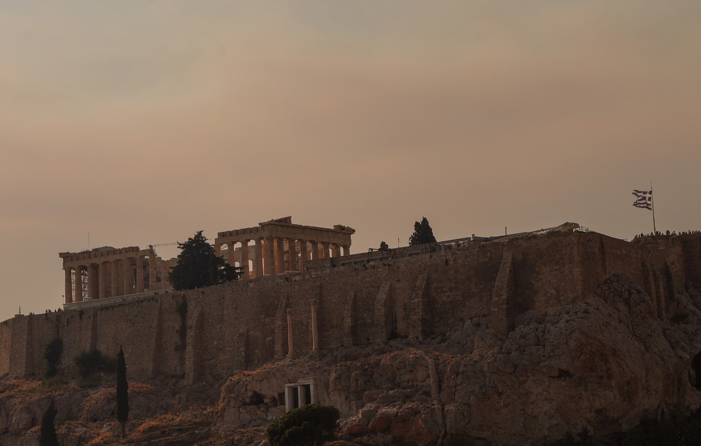 Ο καπνός από τη φωτιά στη Δροσοπηγή σκεπάζει την Αθήνα &#8211; Δείτε φωτογραφίες
