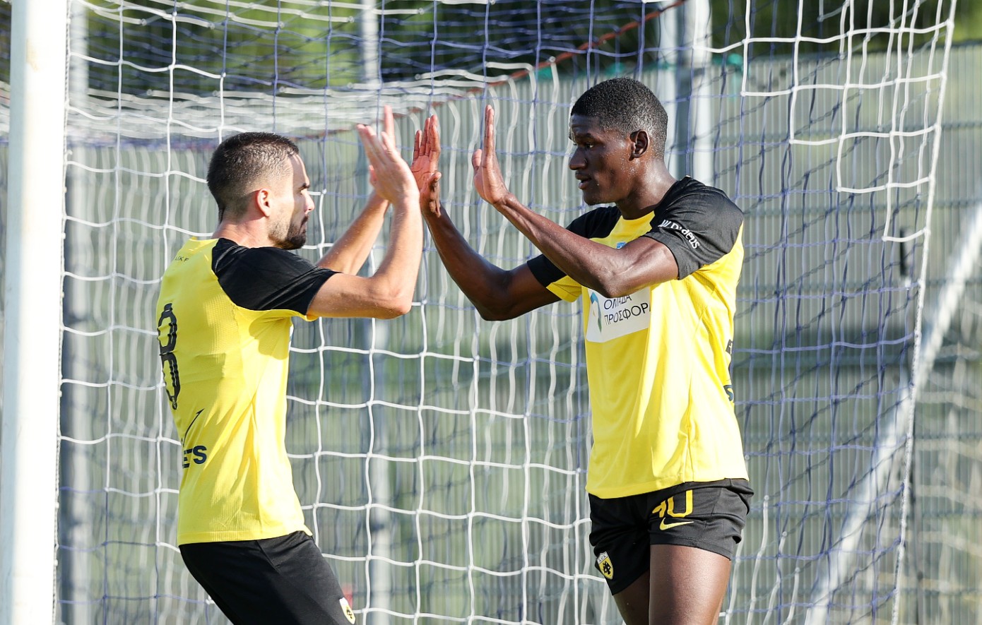 ΑΕΚ &#8211; Κόρτραϊκ 2-1: Φιλική νίκη με ανατροπή
