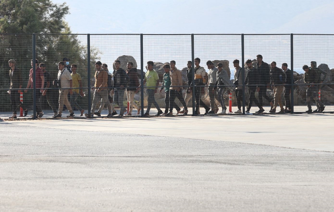 Έφτασαν στον Πειραιά από την Κρήτη οι πρώτοι 200 μετανάστες &#8211; Επιχείρηση εκκένωσης δομών στο νησί και συλλήψεις διακινητών