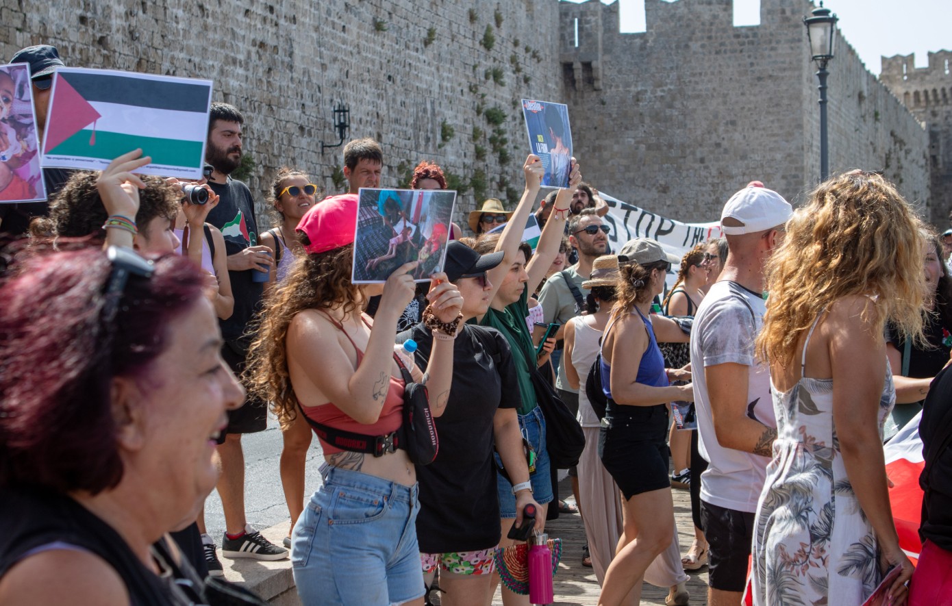 Ένταση στο λιμάνι της Ρόδου κατά την αποβίβαση 650 Ισραηλινών τουριστών &#8211; Αντεγκλήσεις και μικροεπεισόδια με διαδηλωτές