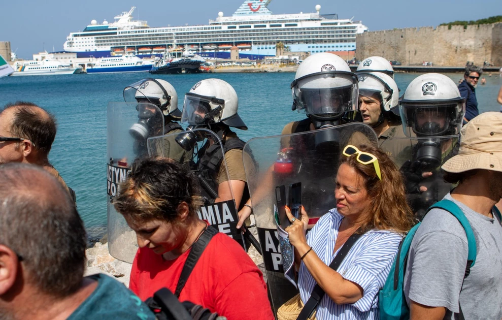 ΕΛ.ΑΣ. για τα επεισόδια στη Ρόδο: Δεν υπήρξε αναίτια βία – Οι λόγοι των συλλήψεων και η στάση των συλληφθέντων
