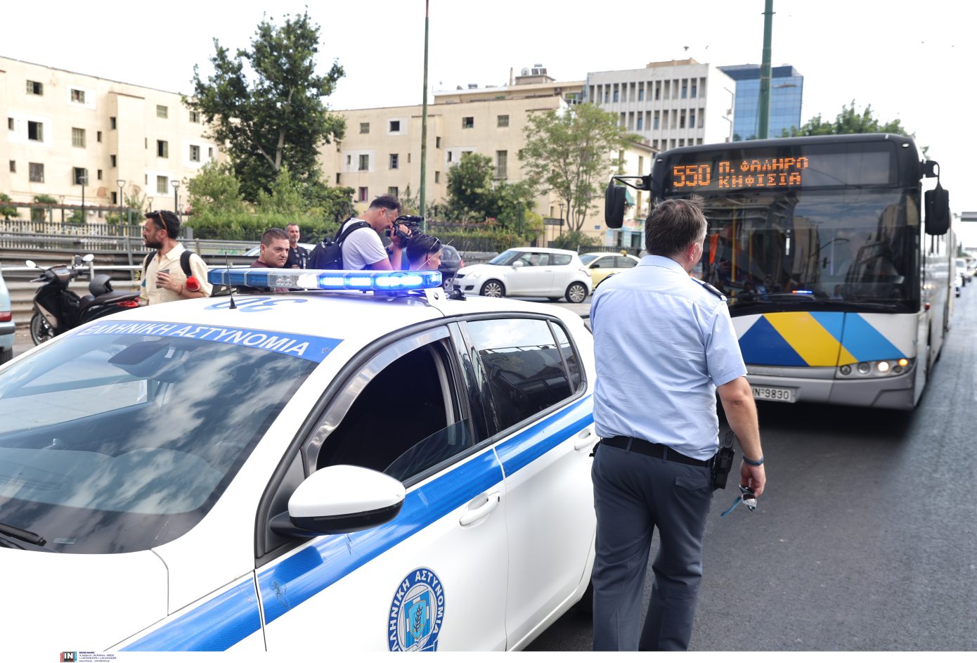 Πώς έγινε το τροχαίο στη λεωφόρο Συγγρού: Το ΙΧ πήγε να προσπεράσει το λεωφορείο &#8211; Τραυματίστηκαν επιβάτες από το φρενάρισμα