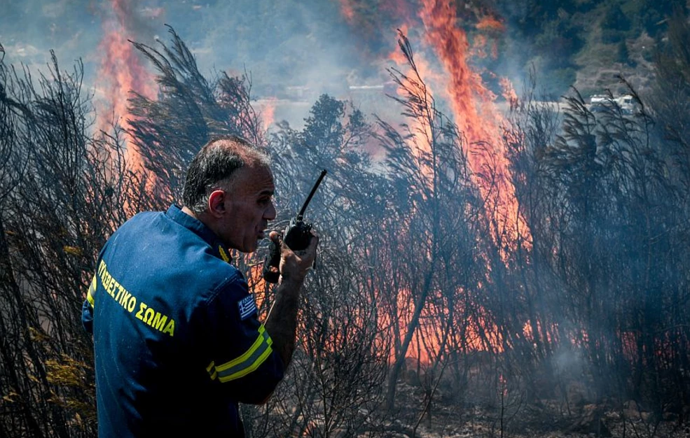 Στο Νοσοκομείο Κορίνθου δύο πυροσβέστες που επιχειρούσαν στη φωτιά στον Φενεό