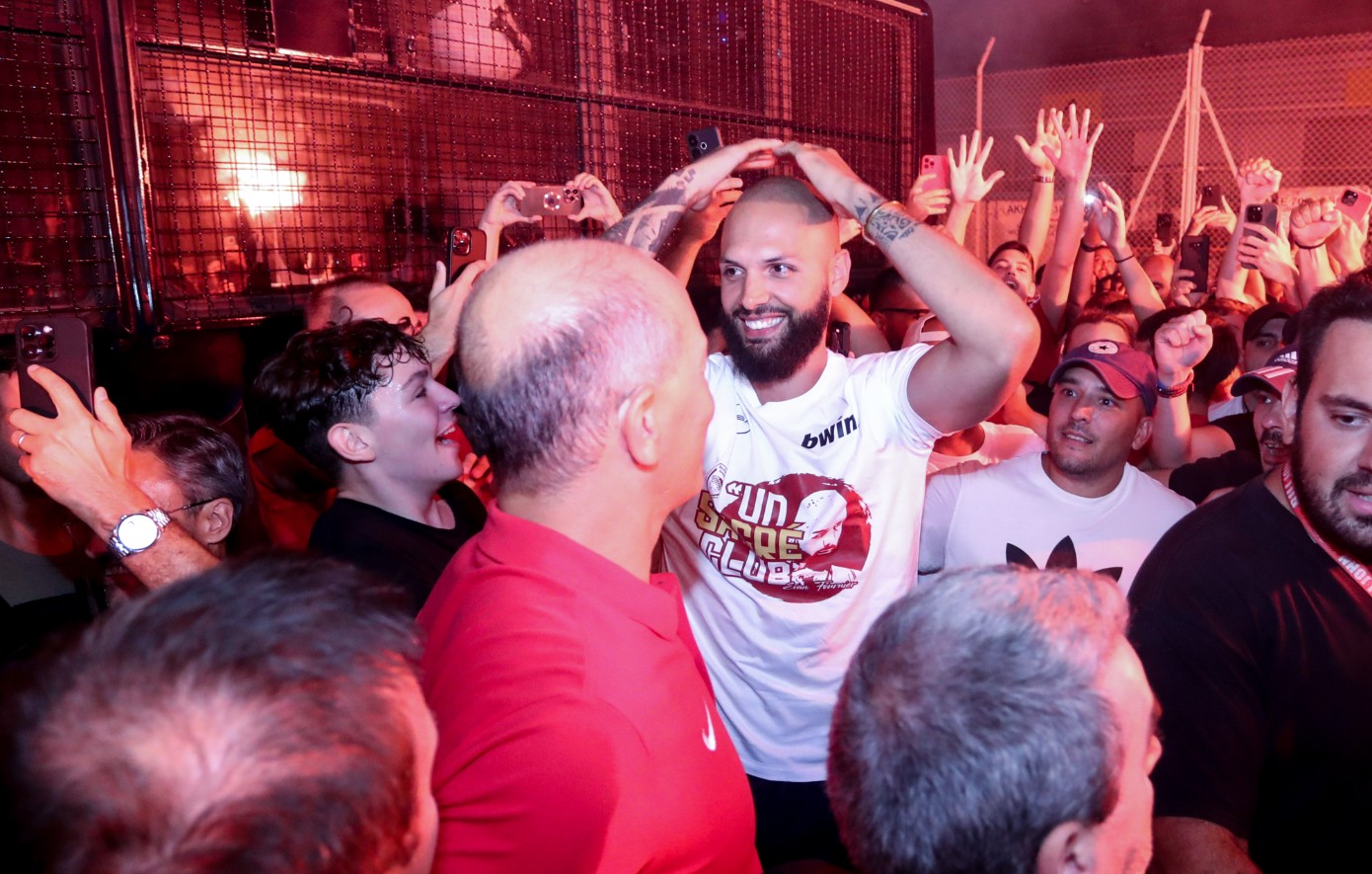 Ολυμπιακός: Το δώρο του Φουρνιέ σε τρεις από τους φιλάθλους που τον είχαν υποδεχθεί στο αεροδρόμιο