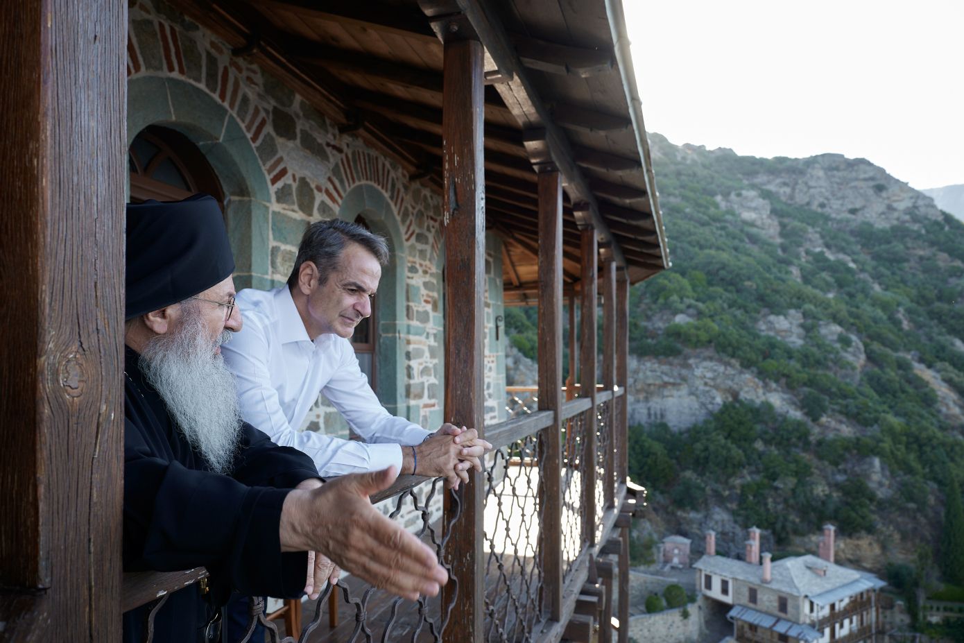 Ο Μητσοτάκης στο Άγιο Όρος: Τρισάγιο για τους γονείς του και τον Παύλο Μπακογιάννη στη Μονή Σίμωνος Πέτρας