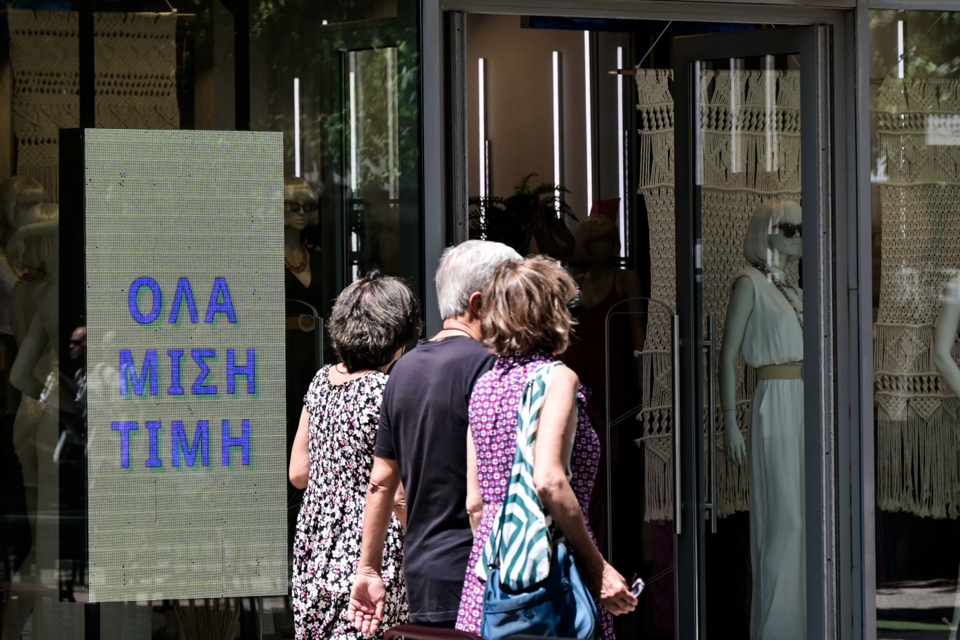 Ανοικτά αύριο, Κυριακή, τα εμπορικά καταστήματα &#8211; Ευκαιρία για συμφέρουσες αγορές εν μέσω θερινών εκπτώσεων