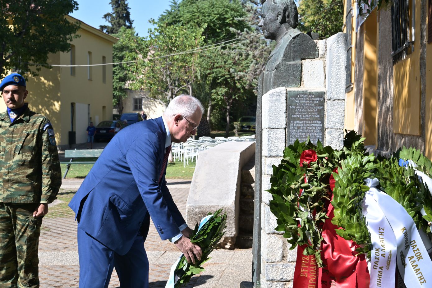 Ο Πρόεδρος της Δημοκρατίας κατέθεσε στεφάνι στην προτομή του Σπύρου Μουστακλή στο ΕΑΤ-ΕΣΑ