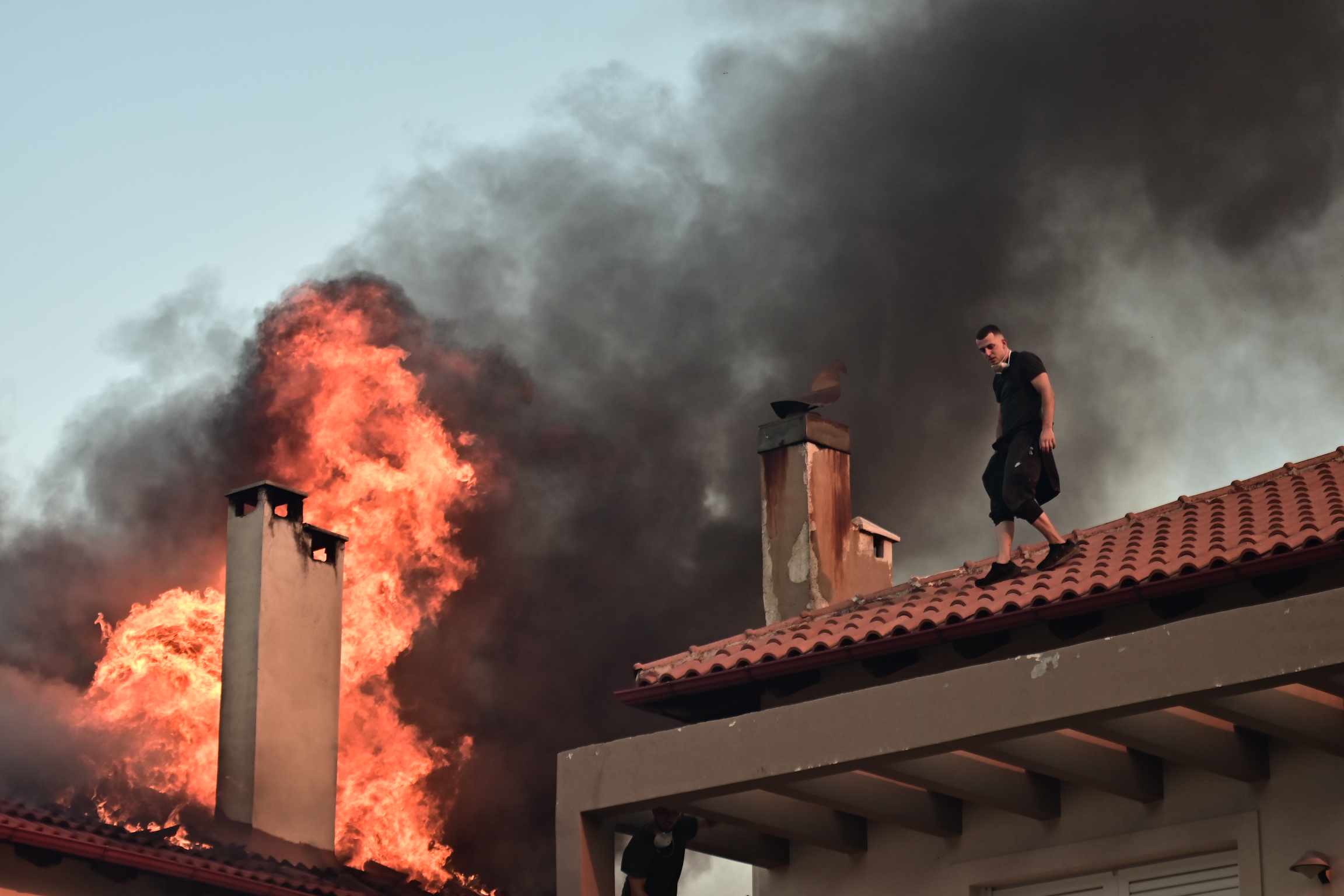 Πέντε άτομα στο νοσοκομείο από τη φωτιά στην Αττική