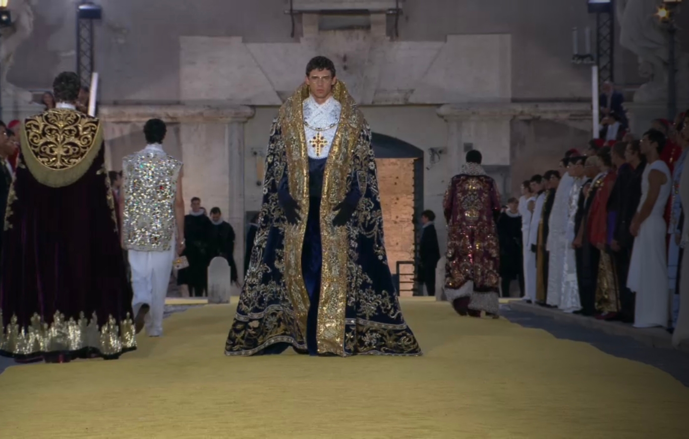 Οι Dolce &amp; Gabbana παρουσιάζουν την ανδρική τους κολεξιόν εμπνευσμένη από… τον Πάπα