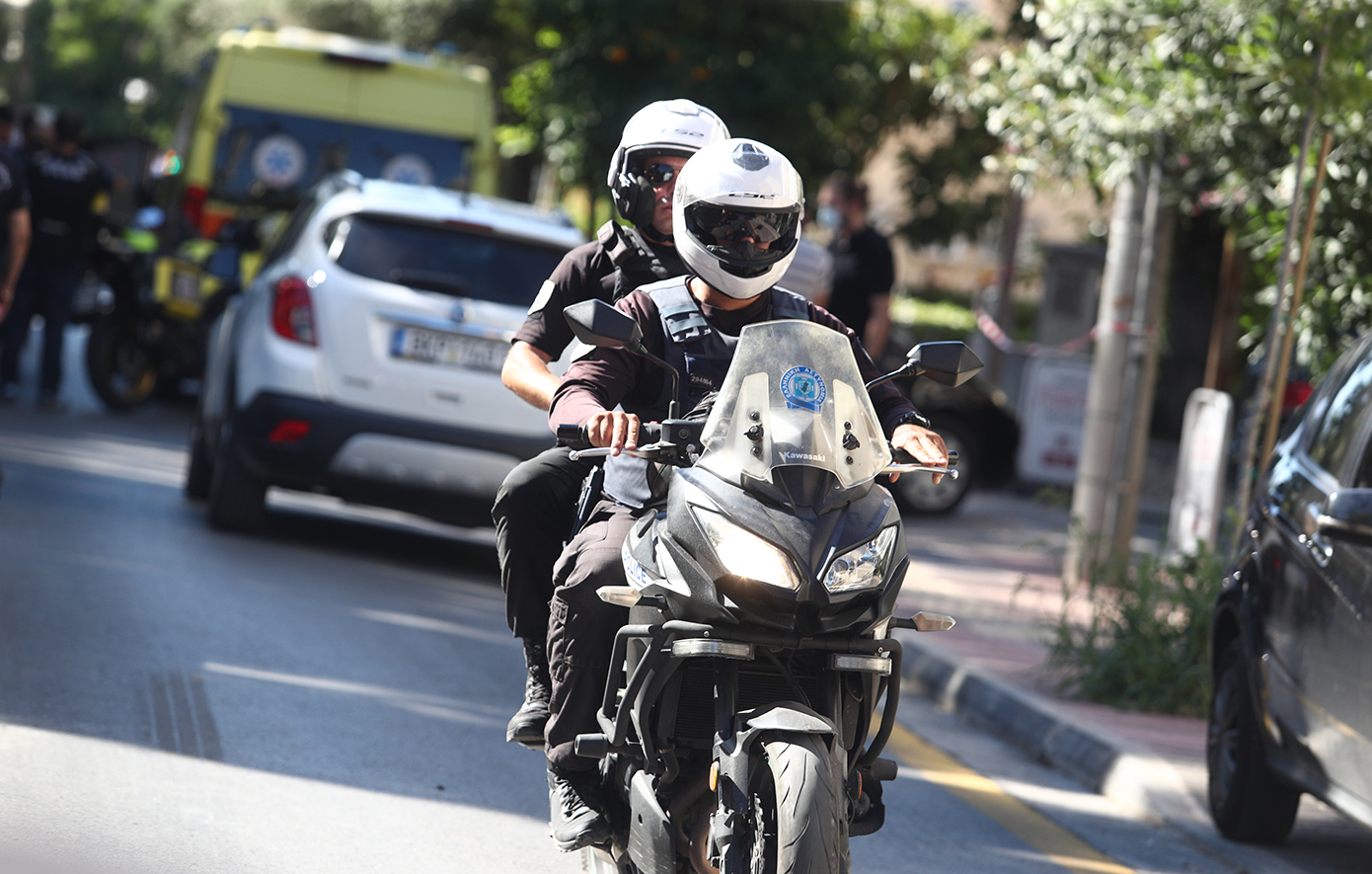 Δολοφονία στην Αγία Παρασκευή: Για ώρες κατέθετε η πρώην σύζυγος του καθηγητή &#8211; Εξαφανισμένος ο βασικός ύποπτος