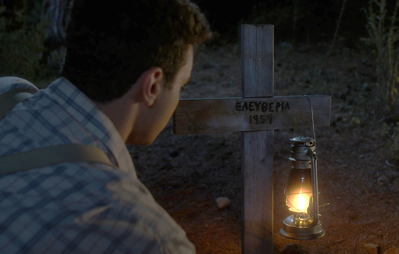 Άγιος έρωτας - Ο Αργύρης ανοίγει τον τάφο της κόρης του