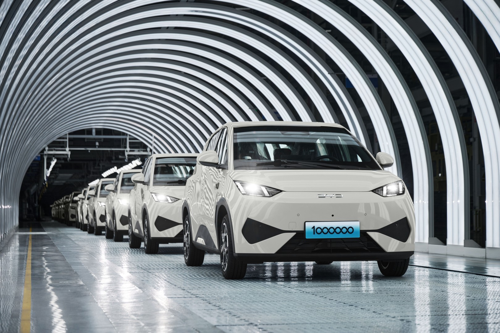 Η BYD γιορτάζει την παραγωγή του εκατομμυριοστού Dolphin Surf