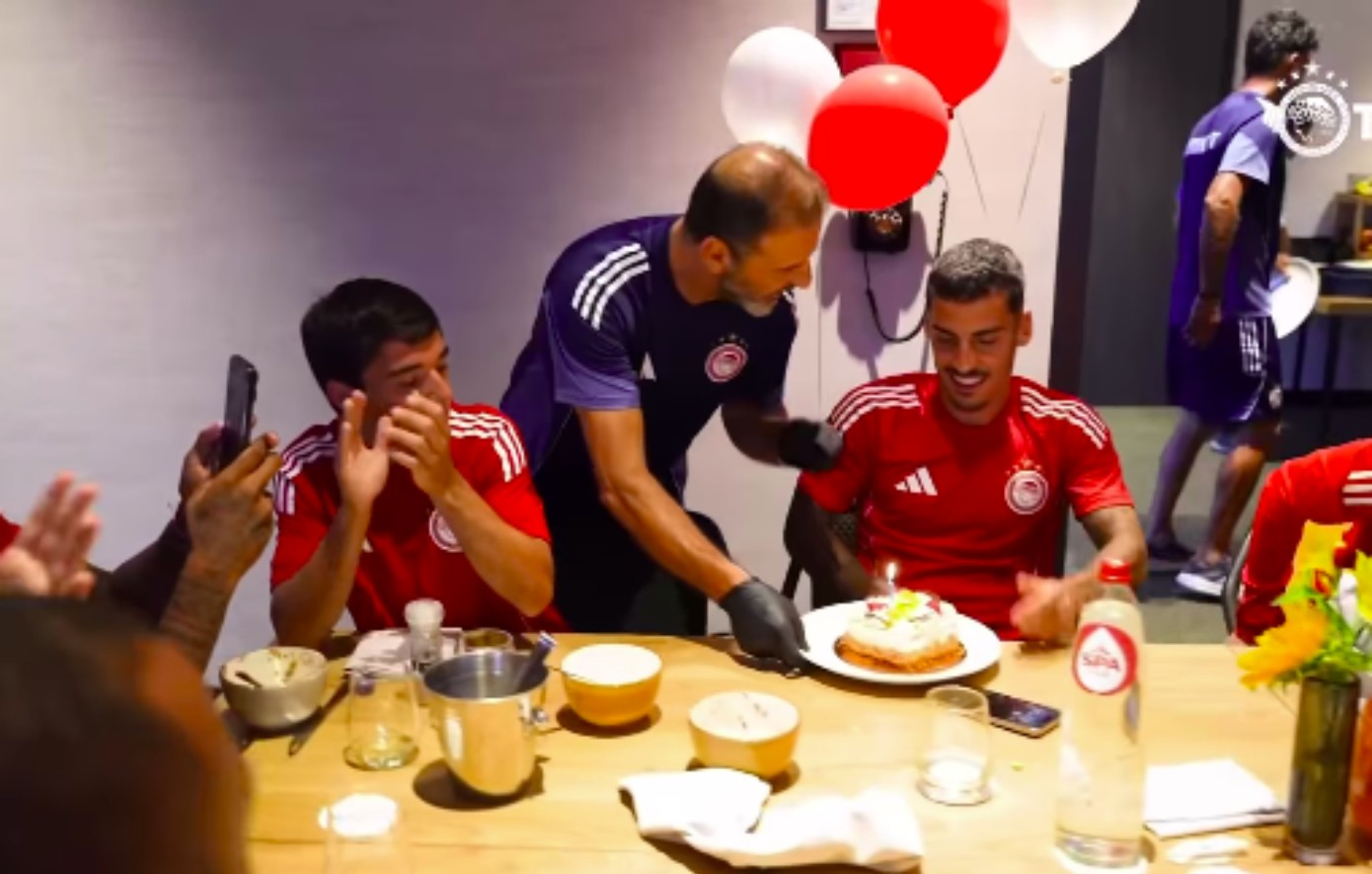 Ολυμπιακός: «Happy birthday to you» και γλυκό για τον 30άρη Τσικίνιο