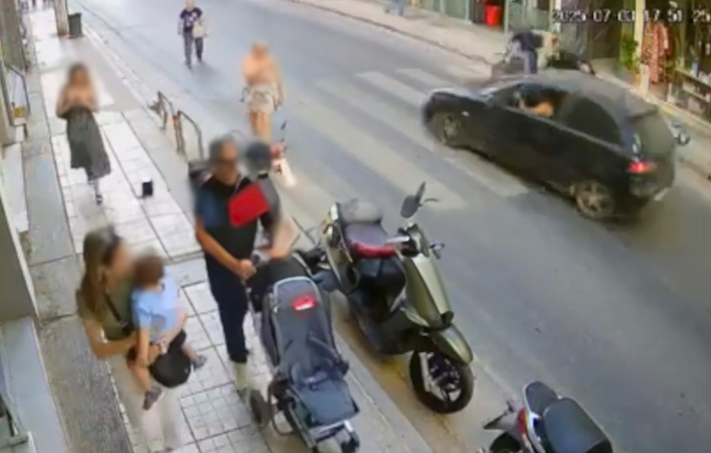 Ασυνείδητος οδηγός στην Κρήτη παρέσυρε διανομέα και εξαφανίστηκε – Σοκαριστικό βίντεο