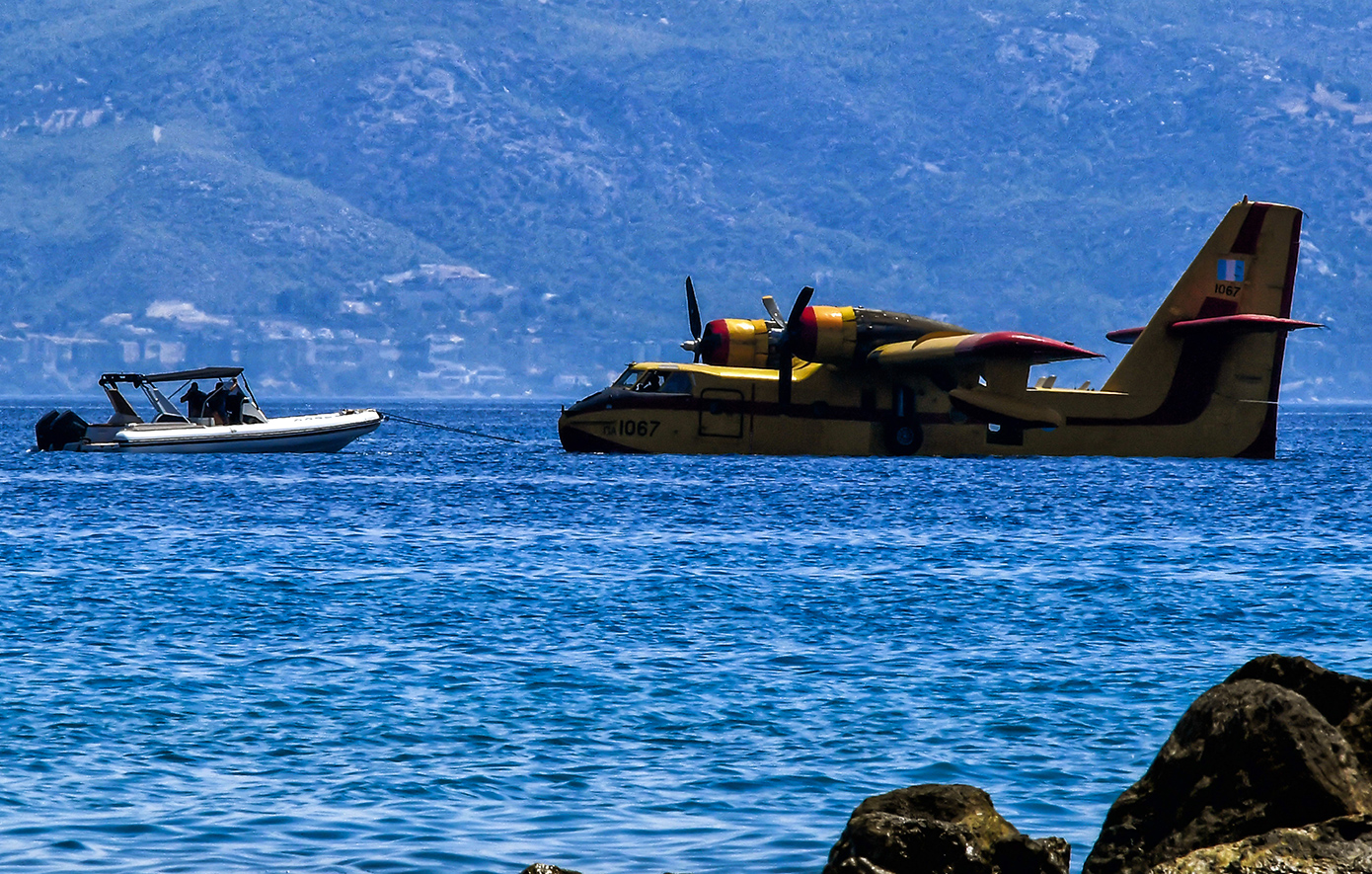 Βίντεο από τη ρυμούλκηση του Canadair που έκανε αναγκαστική προσθαλάσσωση στον Κορινθιακό