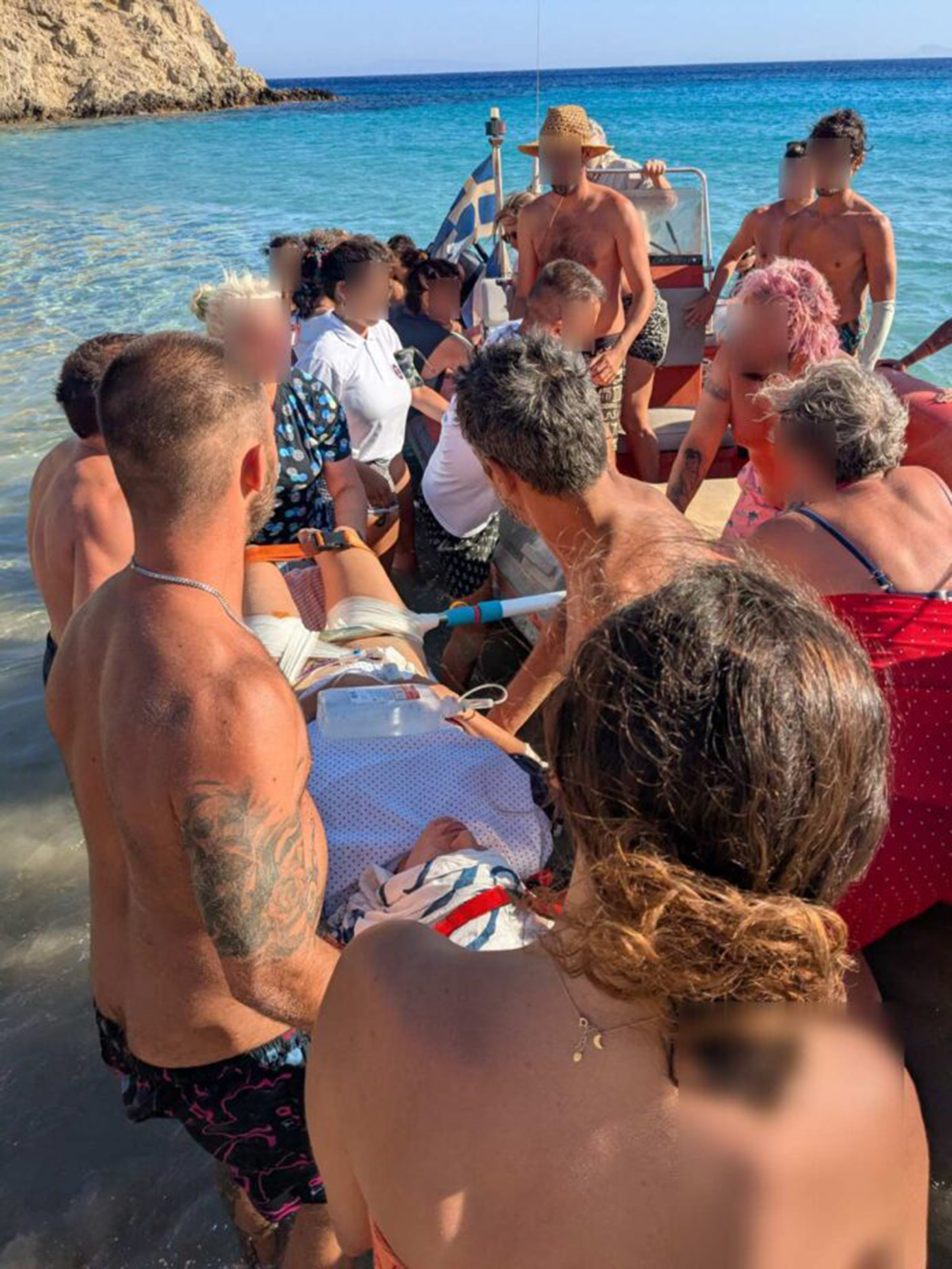 Δονούσα: Ομπρέλα παρασύρθηκε από τον άνεμο και καρφώθηκε στον μηρό λουόμενης