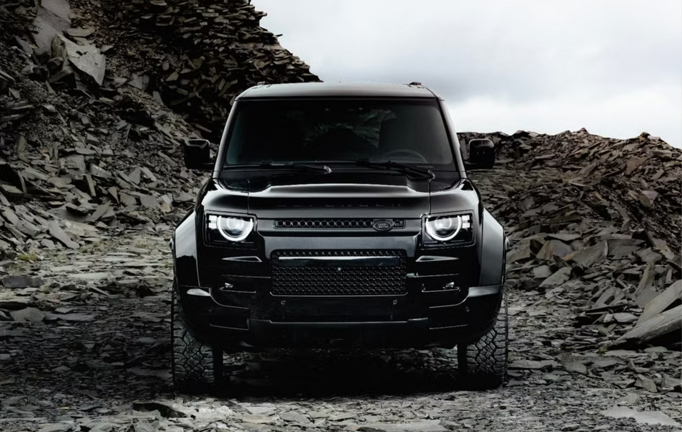 Αυτό το Land Rover μισεί το χρώμα και βγαίνει μόνο σε total black