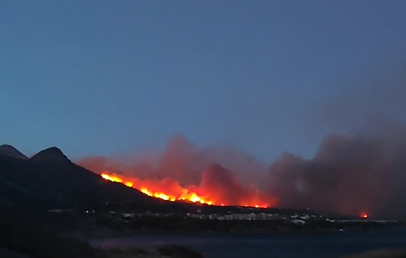 Εκτός ελέγχου η φωτιά στο Λασίθι, απειλούνται σπίτια και ξενοδοχεία &#8211; Έρευνες για εμπρησμό στη Χαλκιδική