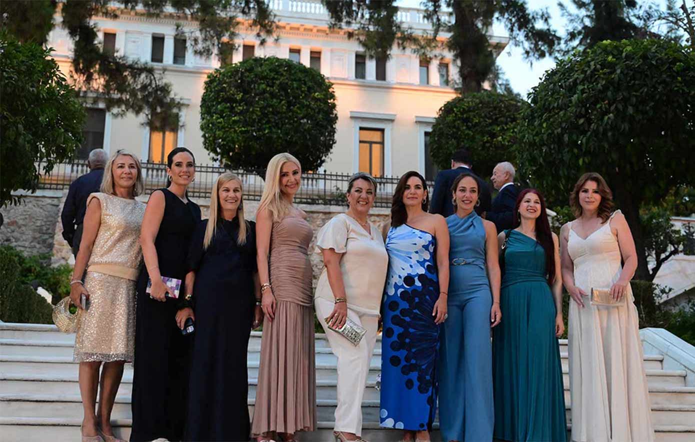51η επέτειος από την αποκατάσταση της Δημοκρατίας: Οι σικάτες εμφανίσεις των γυναικών που έδωσαν το παρών στο Προεδρικό Μέγαρο