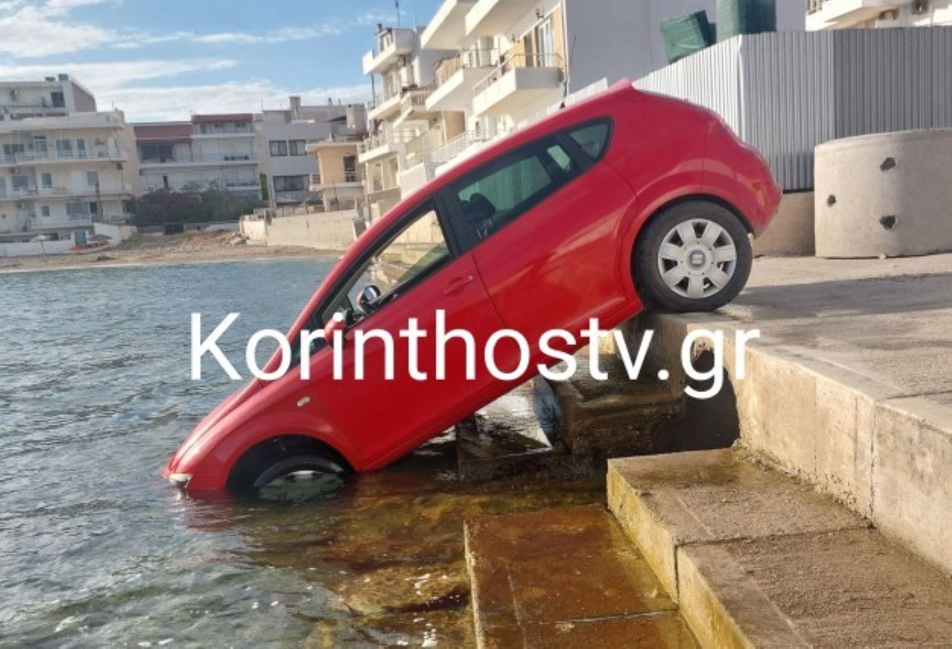 Αυτοκίνητο κατέληξε στη θάλασσα της Κορίνθου