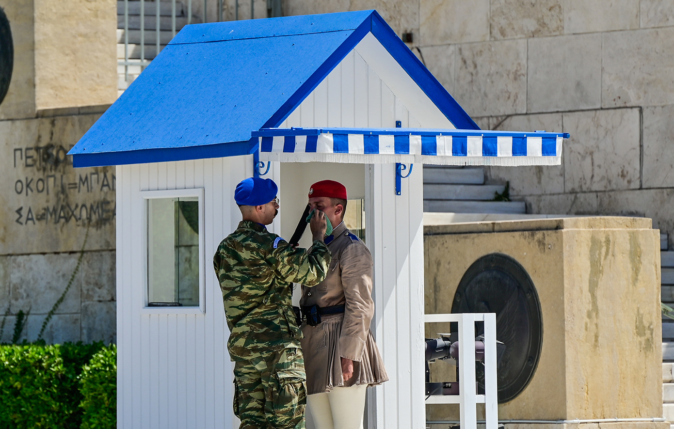 Ούτε ο καύσωνας λύγισε τους εύζωνες: Έμειναν ακίνητοι μπροστά στον Άγνωστο Στρατιώτη &#8211; Δείτε εικόνες