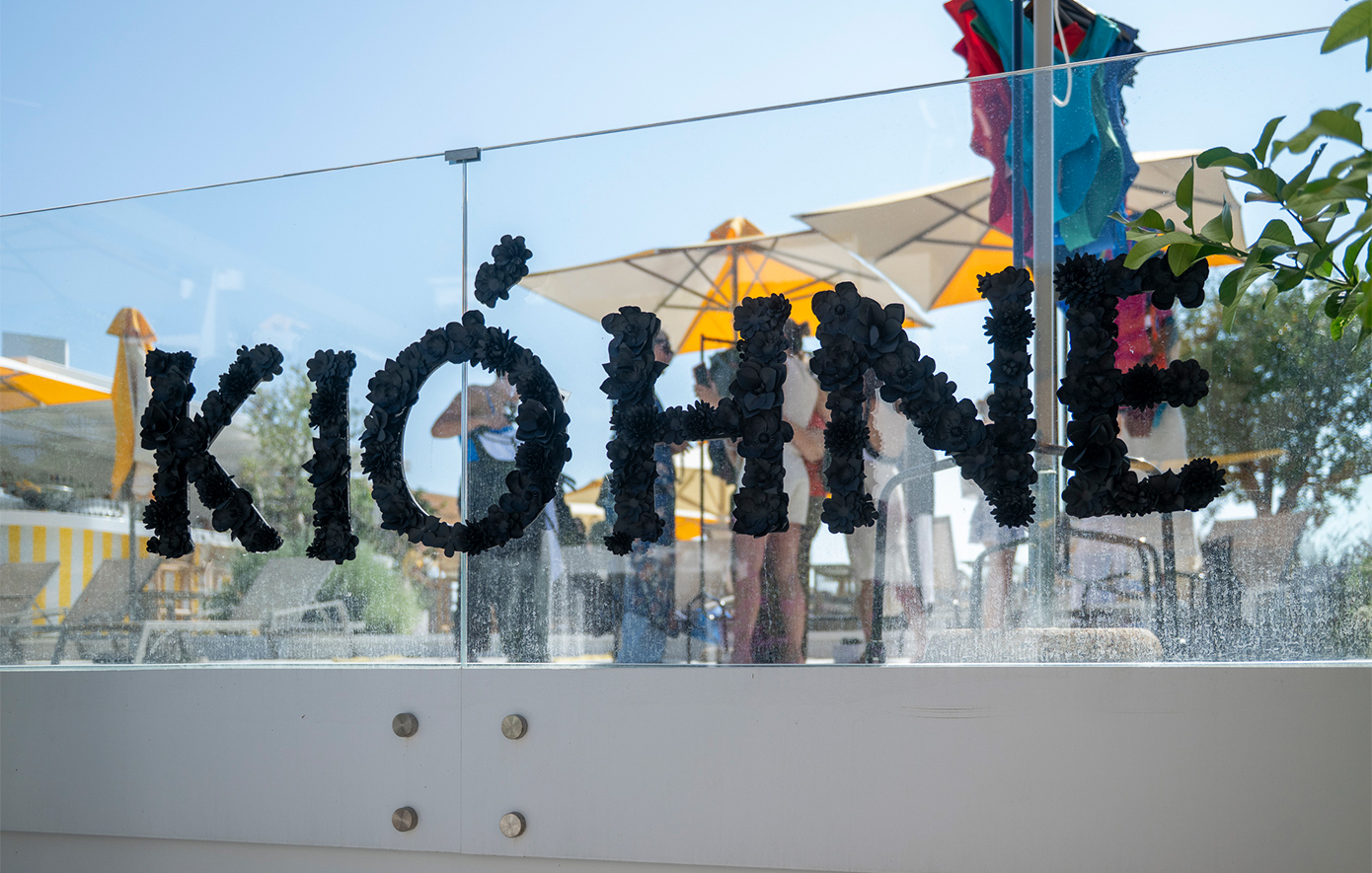 “Flowers Went Wild” – Η Kióhne παρουσίασε τη νέα της συλλογή SS25 με θέα την Αθήνα