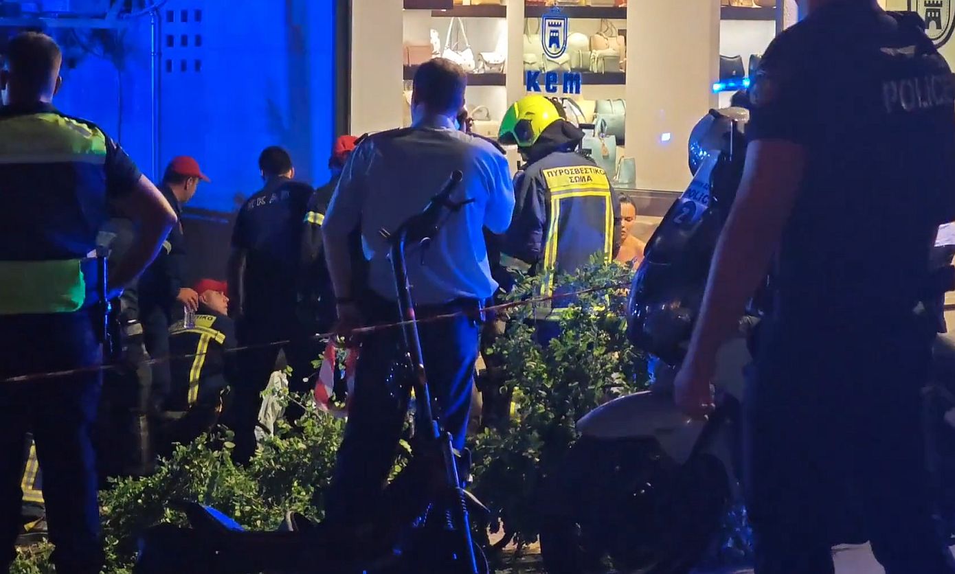 Σοβαρό ατύχημα στο Κολωνάκι &#8211; Αυτοκίνητο έπεσε σε εστιατόριο &#8211; Τουλάχιστον 9 τραυματίες