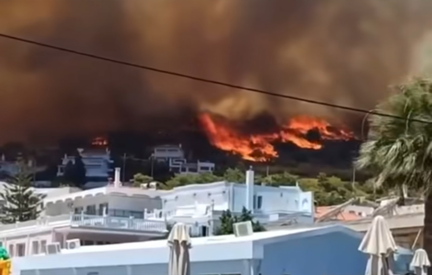 Κάτοικος Κορωπίου για τη μεγάλη φωτιά: Γλίτωσαν σπίτια εκεί που καθάρισαν τα οικόπεδα