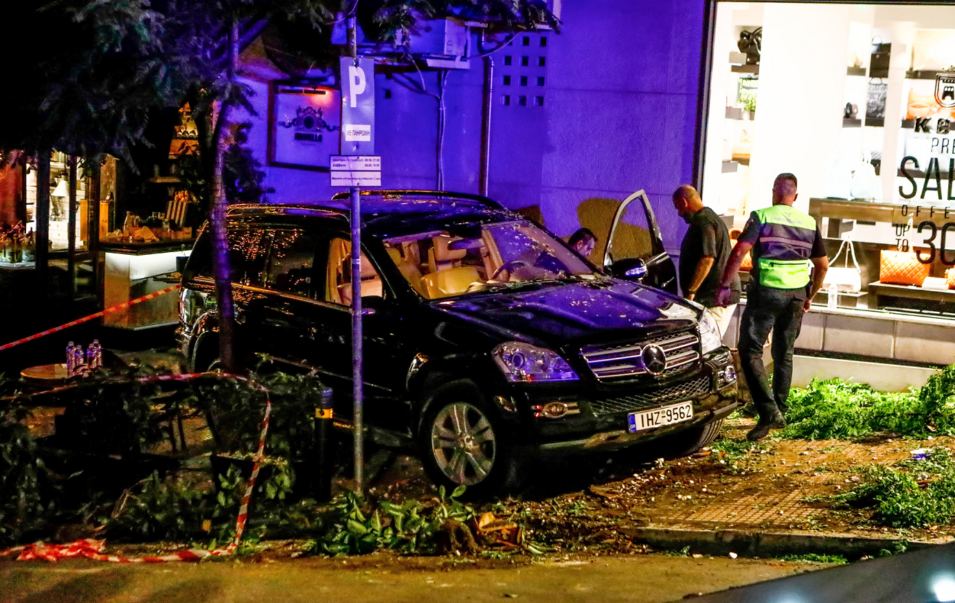 Σοβαρό ατύχημα στο Κολωνάκι: Λύθηκε το χειρόφρενο στο τζιπ &#8211; Συνελήφθη ο οδηγός, 11 τραυματίες στο ΚΑΤ