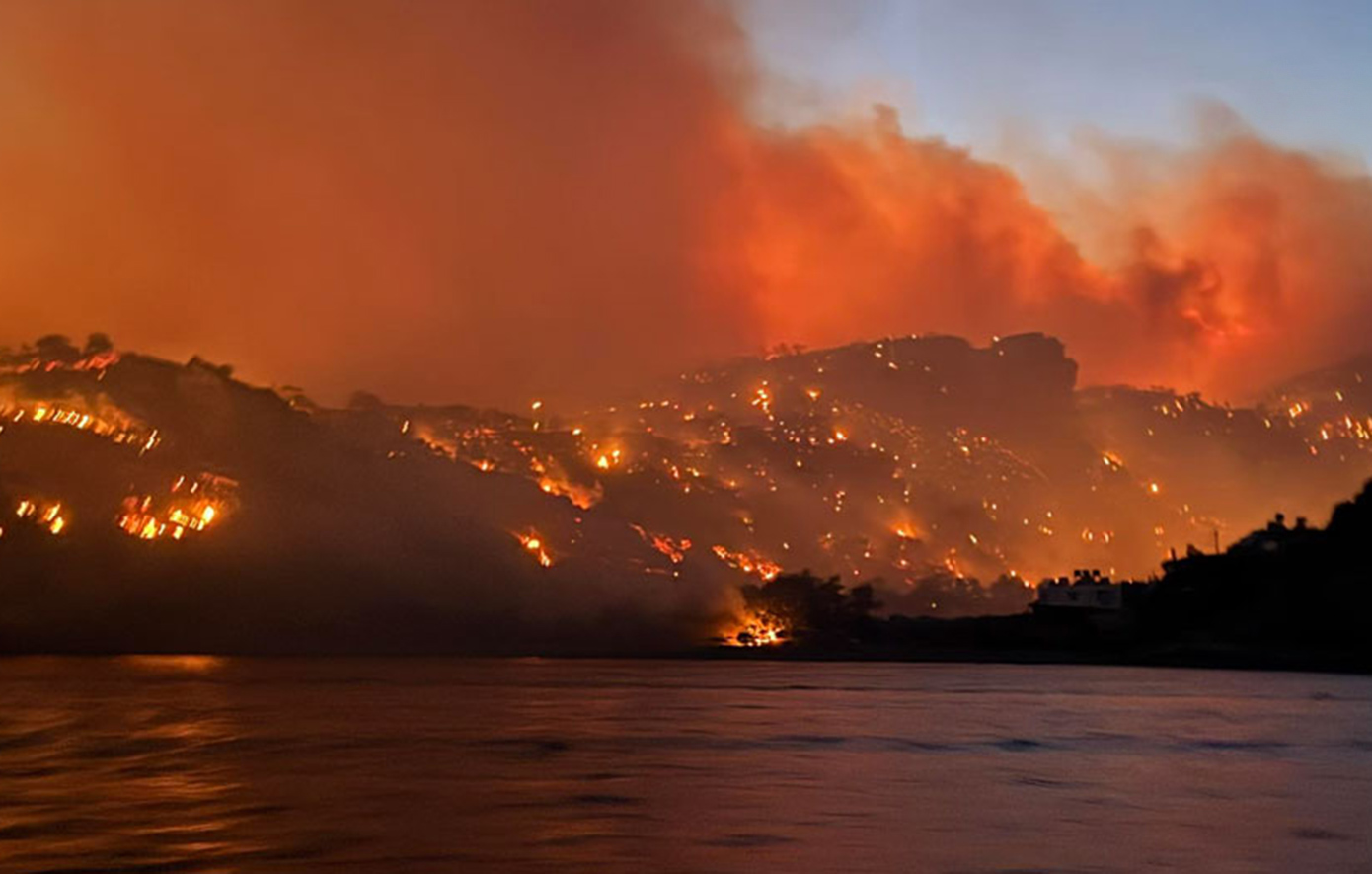 Εκτός ελέγχου η φωτιά στο Λασίθι, απειλούνται σπίτια και ξενοδοχεία &#8211; Έρευνες για εμπρησμό στη Χαλκιδική